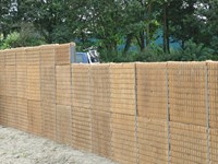 Greenwall compact geluidsdempende afscheiding In Oudkarspel (noord Scharwoude). De Geluidswal is 2 en 2,5 m hoog. De greenwalcompact is hier geplaatst tussen stalen H profielen.