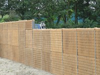 Greenwall compact geluidsdempende afscheiding In Oudkarspel (noord Scharwoude). De Geluidswal is 2 en 2,5 m hoog. De greenwalcompact is hier geplaatst tussen stalen H profielen.