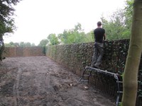 Plaatsen Greenwall classic 200 geluidsscherm, afscheiding in Schoorl gem. Bergen n-h hier zijn wij bezig met het monteren van de druppelleiding die de klimopplanten die in de geluidswal groeien van water moet voorzien