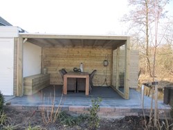 Overkapping met glazen schuifpui van Gardival. in Schagen , Kop van Noord-Holland. Door het plaatsen van deze overkapping is een tochtige hoek aan de achterzijde van de tuin omgetoverd tot een heerlijke plek, waar ook als het 