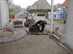 tuinaanleg, aanleg van een bestrating van getrommeld klinkers in Bergen Noord-Holland