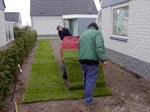 Aanleg van graszoden , bigslabs 1m brede graszoden in een tuin op een bungalow park in sint maartenszee waar wij ruim 40 tuinen hebben aangelegd.