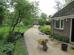 Hier wordt de laatste hand gelegd aan de aanleg van een oprit bij een boerderij in de buurt van Schagen kop van Noord Holland. Het pad is gemaakt van geel/grijs natuursteen split Gravier d�or 